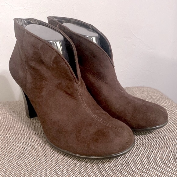A2 by Aerosols brown suede ankle boots, size 8 1/2M. - Picture 1 of 11